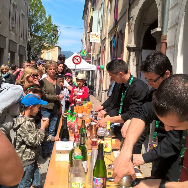Atelier coktails par la section barmen du Lycée Hôtelier de Tain l'Hermitage WP_20160507_11_59_58_Pro.jpg