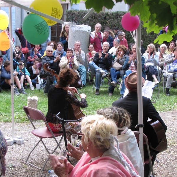 Apéro musical avec Carole Jacques dans le jardin du Musée de Die IMG_0919.JPG