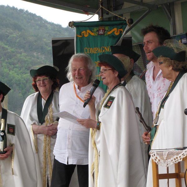 Intronisation par la Confrérie de la Clairette de 2 acteurs de "la nuit des rois" IMG_0836.JPG