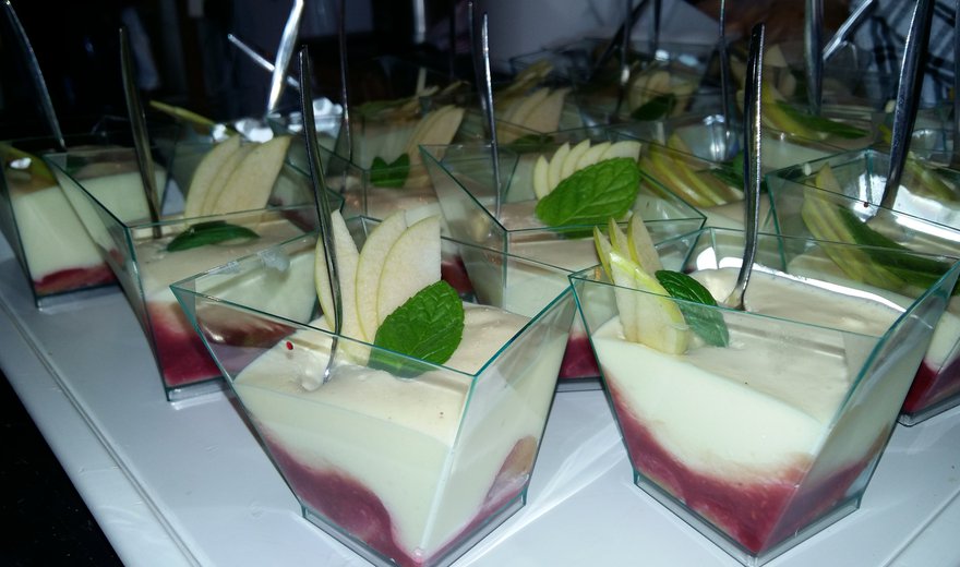 Le dessert du banquet espiègle : Tiramisu framboise/Clairette préparé par Yannick Marcon